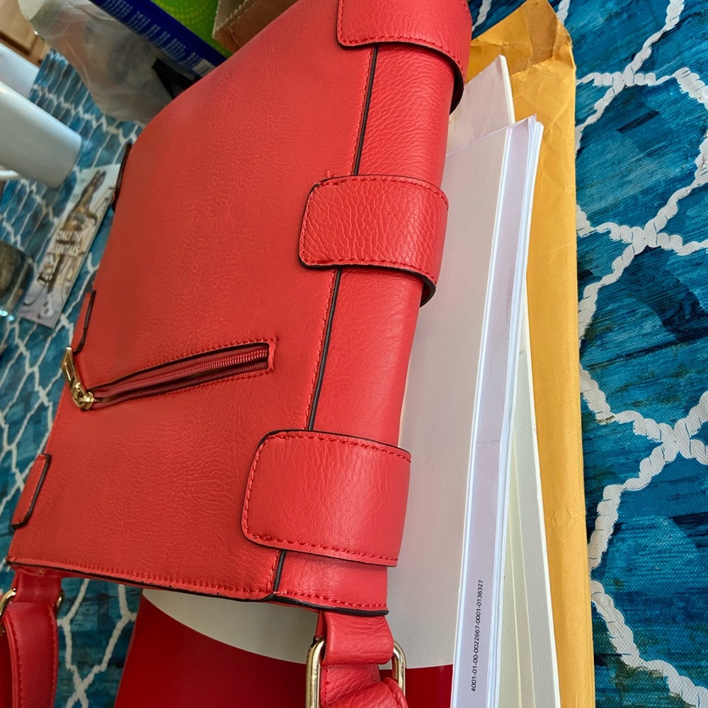 Michael Kors med/large shoulder strap bag! I’m mint condition